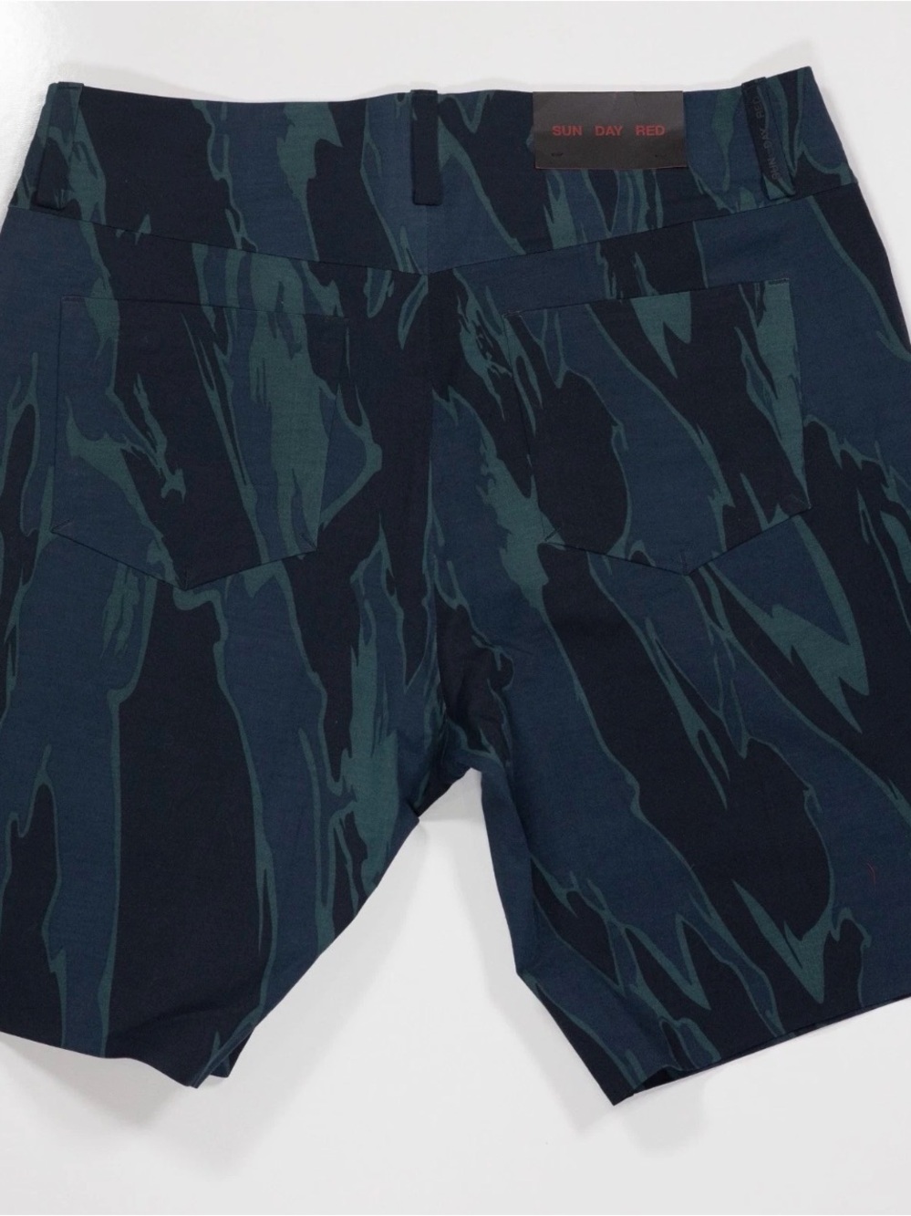 Sun Day Red Abstract Camo Performance Shorts Black Dark Green Tiger Woods NWT 34
